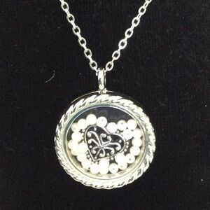 Elegant Silver Color heart Pendant Necklace. NWOT  #567